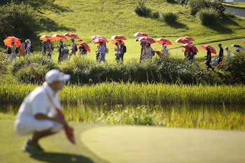 golfspeler en toeschouwers